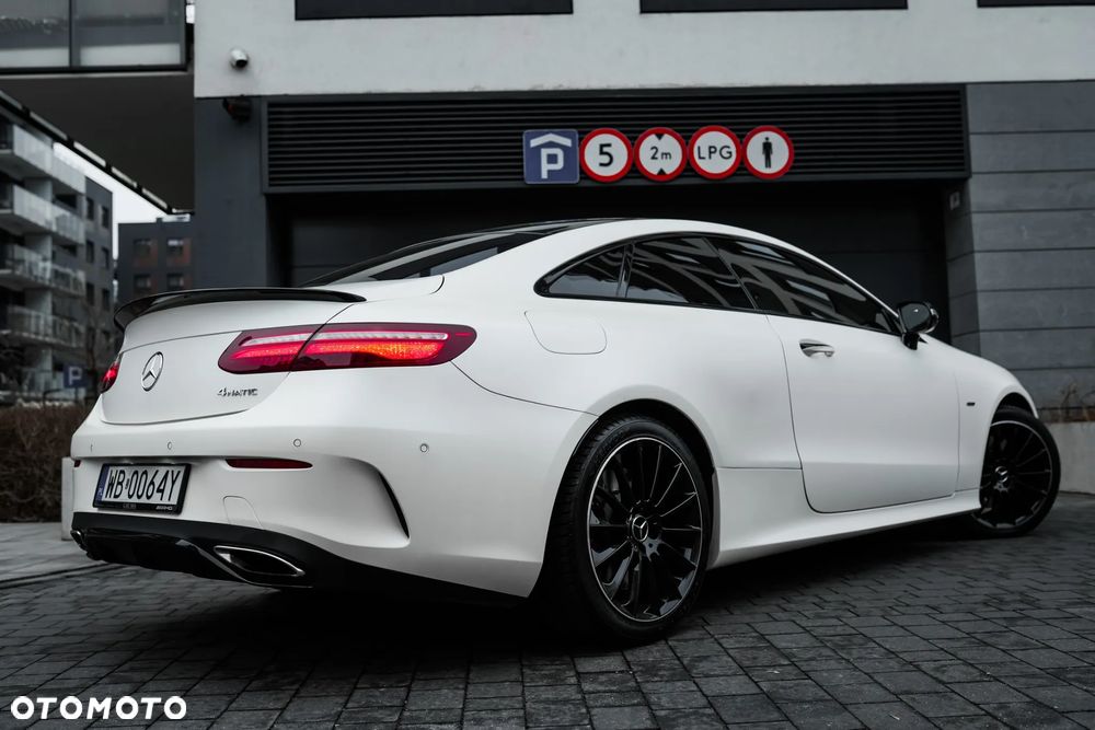 Mercedes-Benz Klasa E 400 4Matic 9G-TRONIC AMG Line - 4