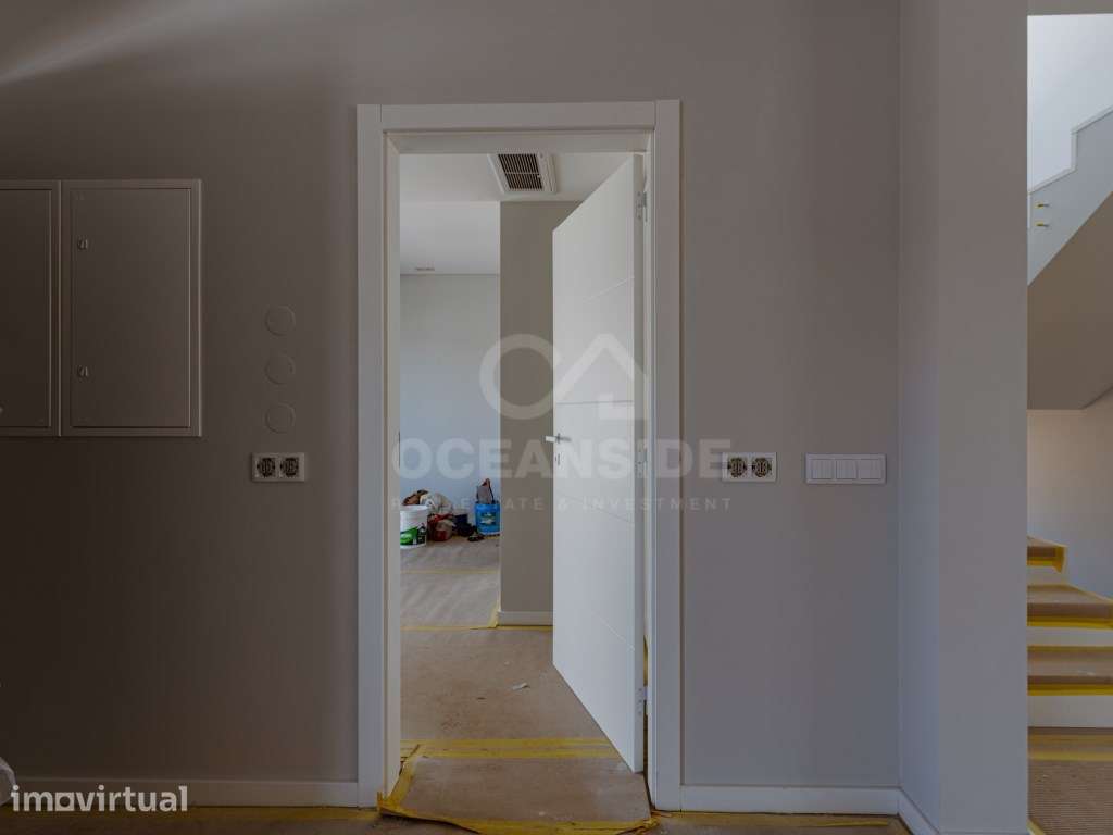 Moradia Moderna T4+1 com Piscina Arquitetura Contemporânea, 3 Pisos... - Grande imagem: 4/41