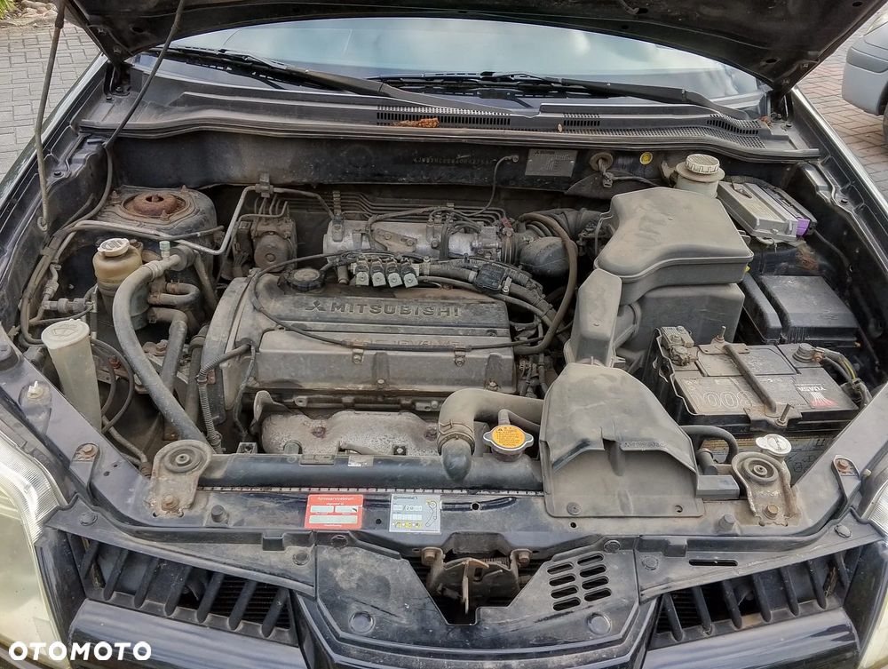 Mitsubishi Outlander CU0W (I) (01-06.) 2.0 B 136KM. Silnik 4G63 Skrzynia F5M42 lakier X42A.Cały na części. GWARANCJA !!!  Przód Tył Zestaw Komplet Drzwi Klapa Zderzak Błotnik Maska Grill Atrapa Szyba Pas Lampa Lusterko Boczki Fotel Kanapa Kokpit Deska Rozdzielcza Przełącznik Włącznik Sterownik Przewody Wiązka Instalacja Moduł Komputer Czujnik Listwa Pompa Alternator Wtryski Głowica Rozrusznik Kompresor Sprzęgło Dwumas Silnik Skrzynia ABS Klimatyzacji Paliwa Wspomagania Kolektor Turbina Przepustnica Zawór Chłodnica Koło Hak Belka Sanki Zawieszenie Mcpherson Półoś Amortyzator Wydech Tłumik Zacisk Most - 8