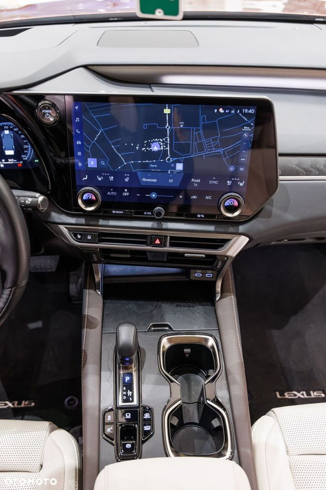 Lexus RX 450h+ Omotenashi - 21