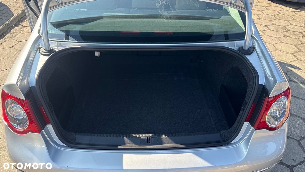Volkswagen Passat 1.6 FSI Comfortline - 16