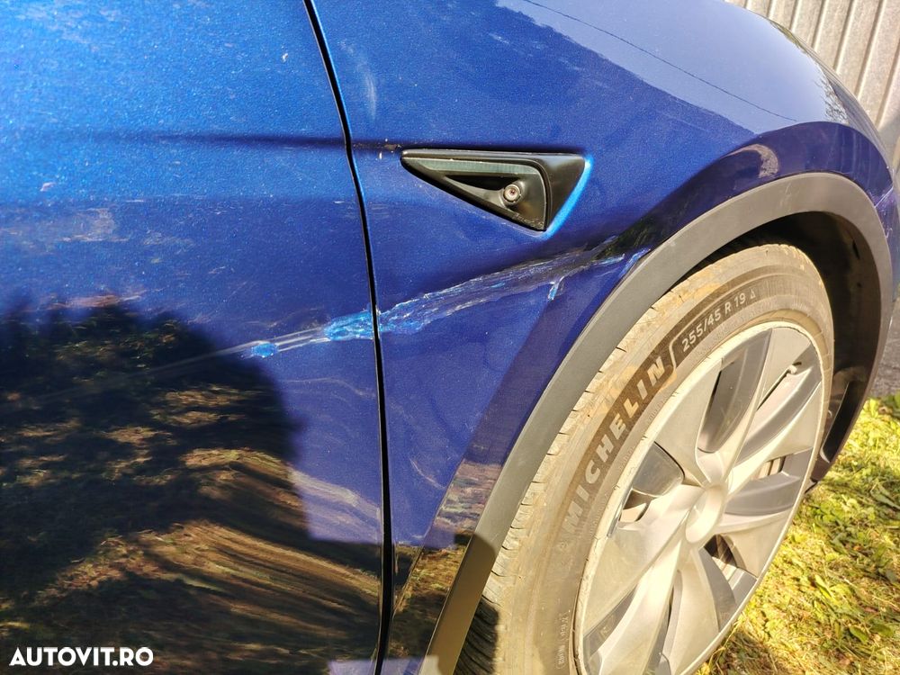Tesla Model Y - 12