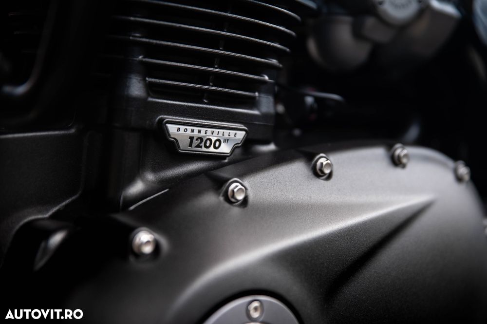Triumph Bonneville Bobber - 13