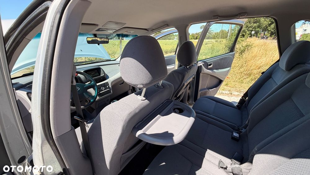 Nissan Almera Tino - 11