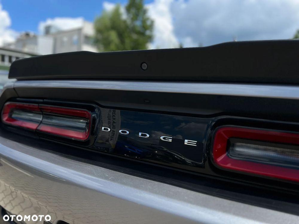 Dodge Challenger - 12