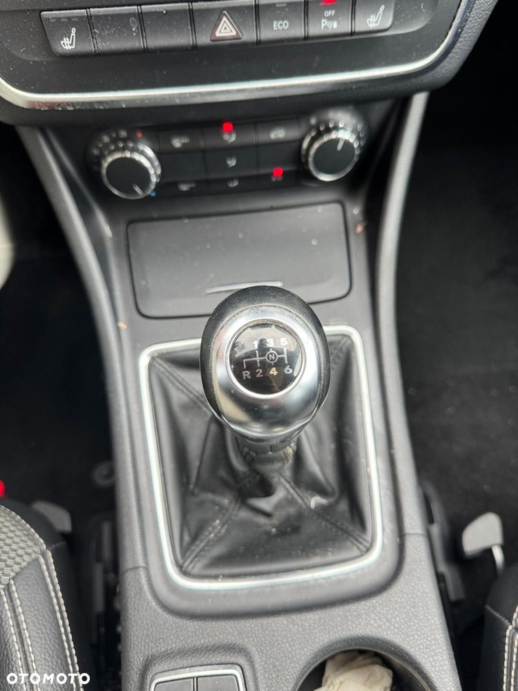 Mercedes-Benz CLA 180 AMG Line - 15