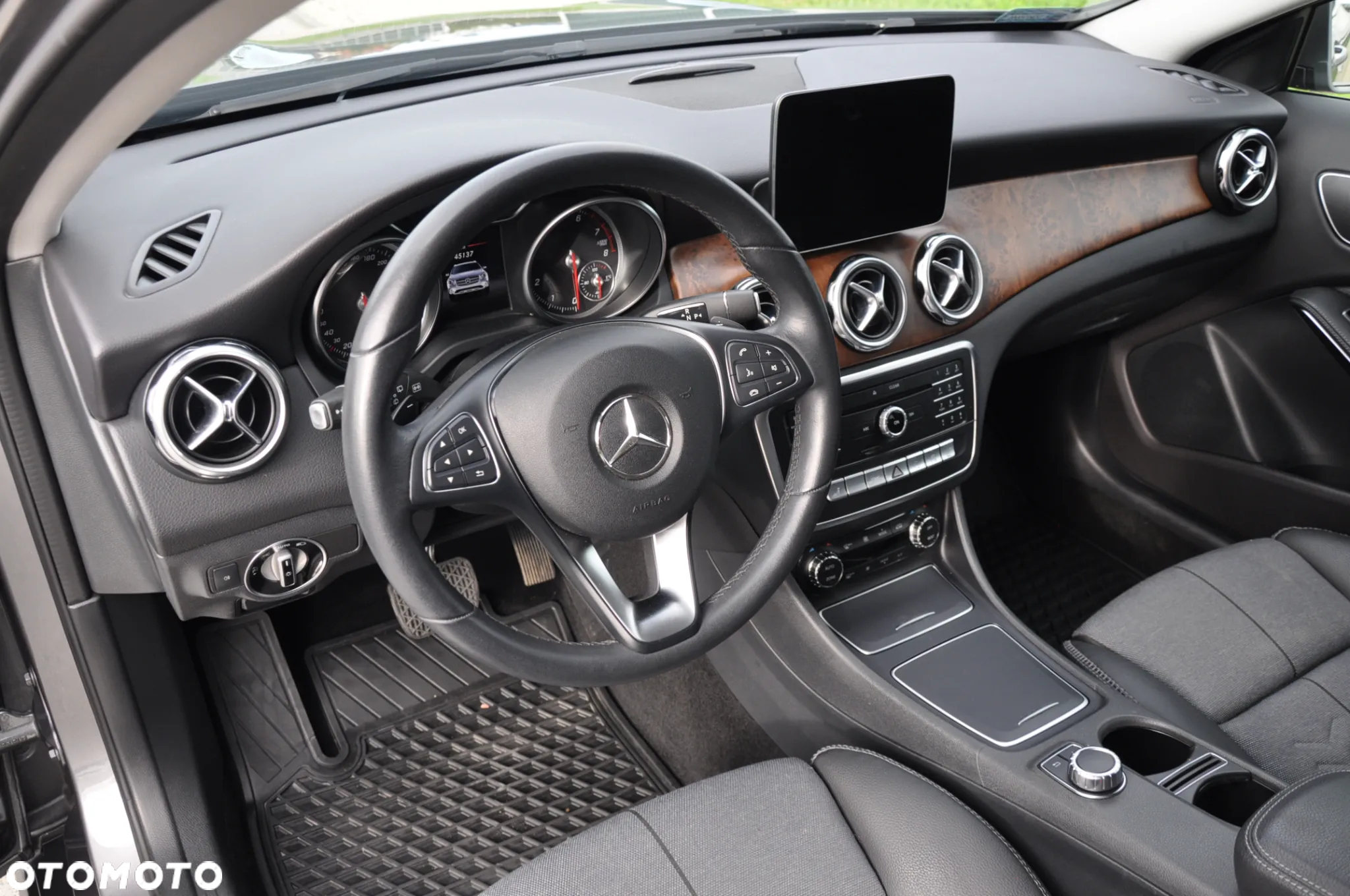 Mercedes-Benz GLA 180 7G-DCT - 29