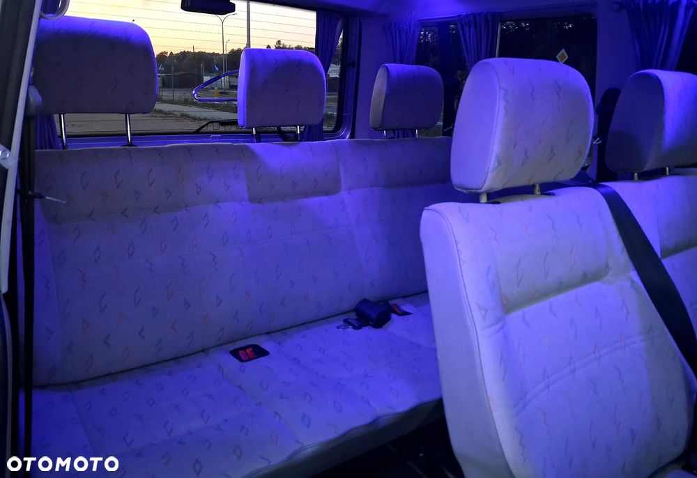 Volkswagen Caravelle - 14