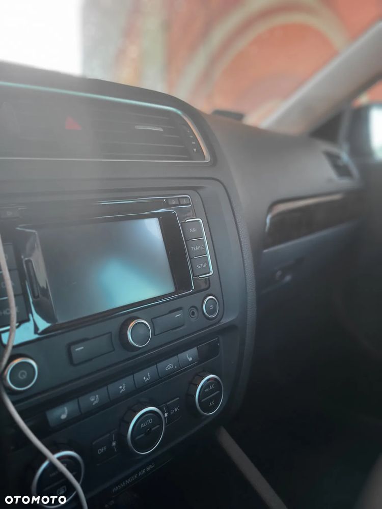 Volkswagen Jetta 2.0 TDI Highline - 11