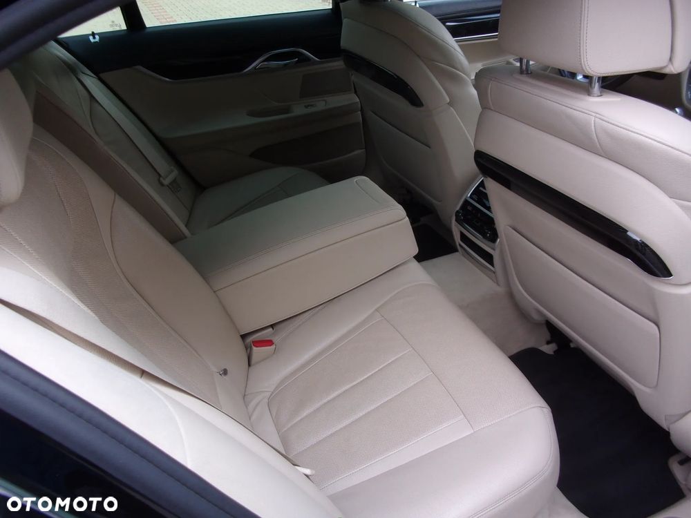 BMW Seria 7 750i xDrive - 9
