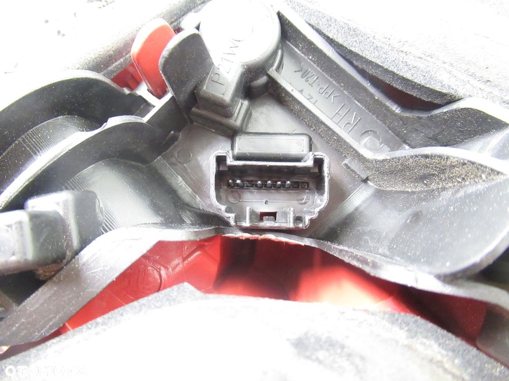 LAMPA PRAWA TYLNA TOYOTA AURIS I E15 815500238000 - 3