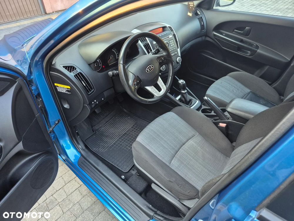 Kia Ceed - 11