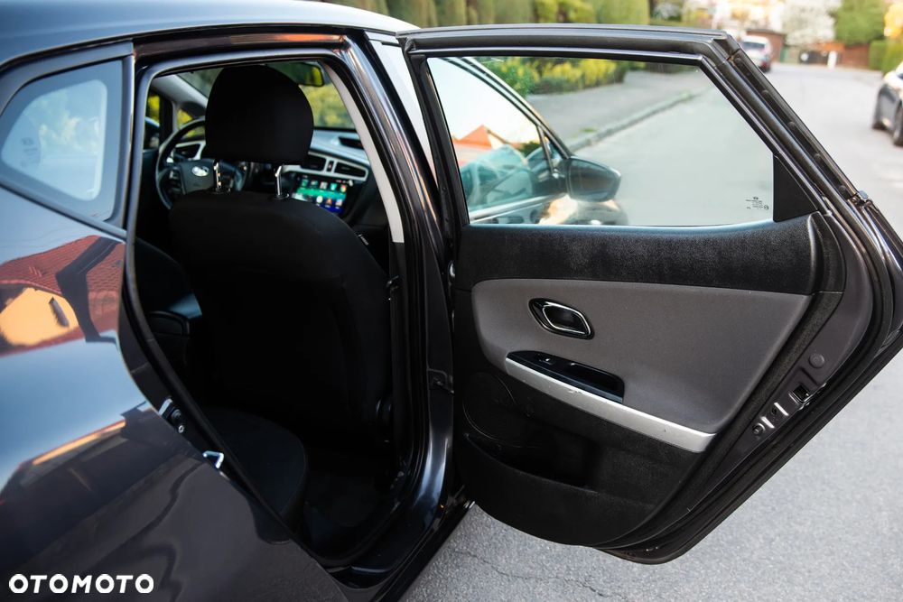 Kia Ceed - 33
