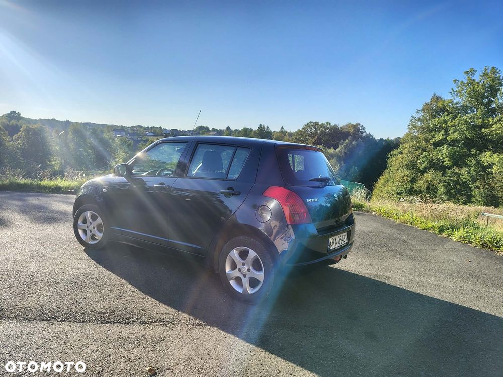 Suzuki Swift 2005 photo 2