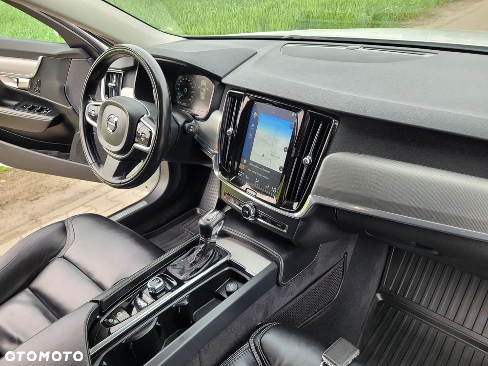 Volvo V90 Cross Country - 10