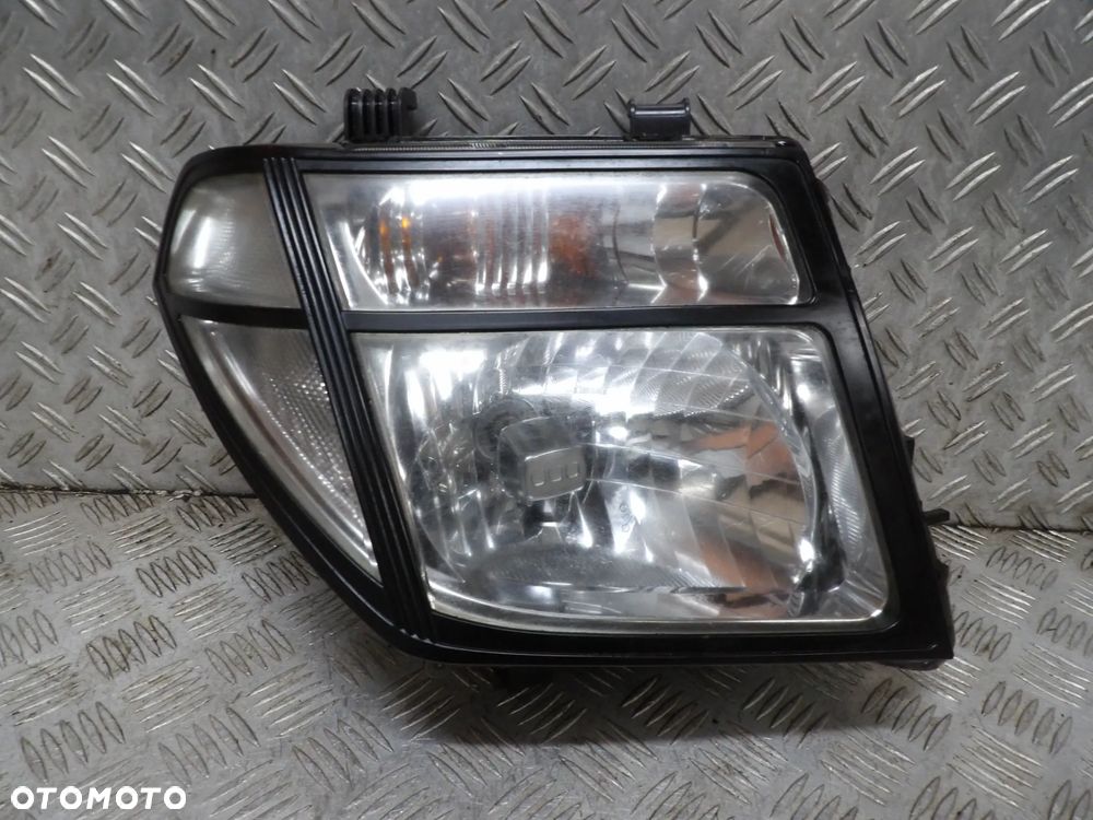 NISSAN NAVARA D40 LAMPA PRAWA PRZÓD - 1