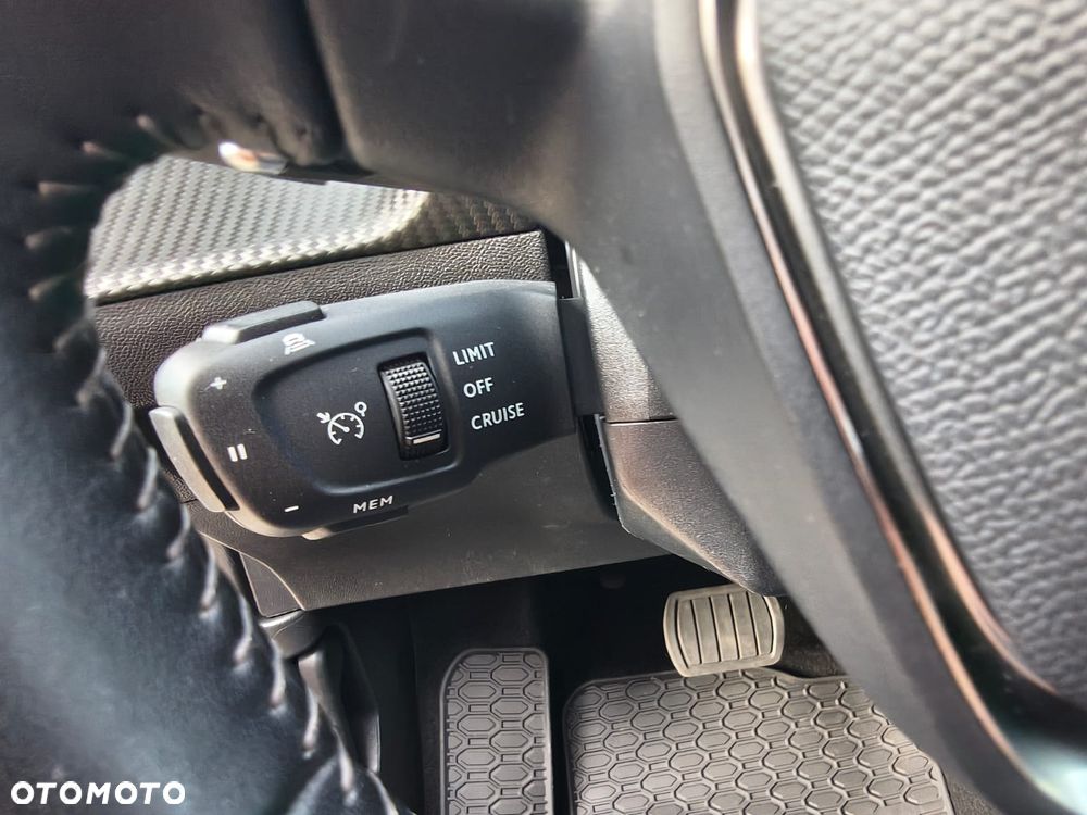 Peugeot 2008 1.5 BlueHDi Allure S&S EAT8 - 37