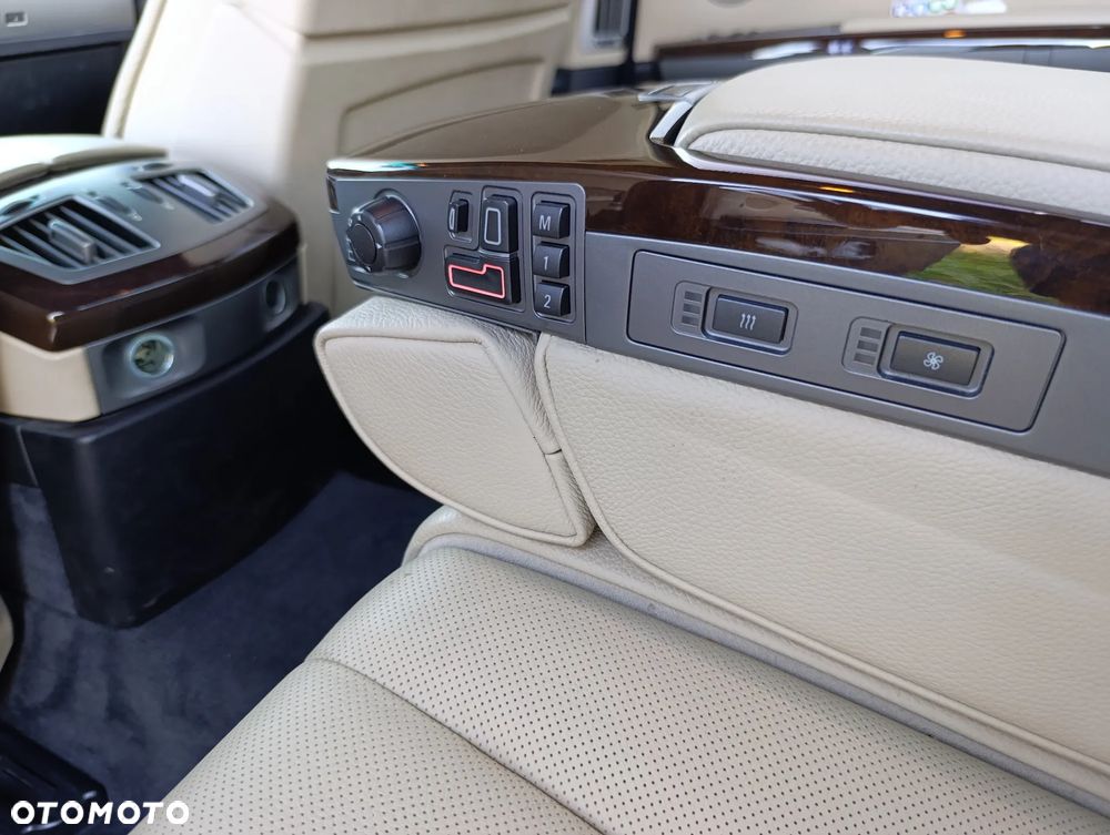 BMW Seria 7 740i - 12
