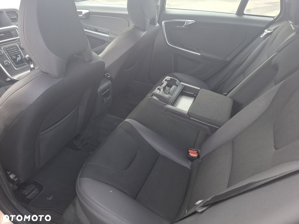 Volvo V60 D3 R-Design - 14