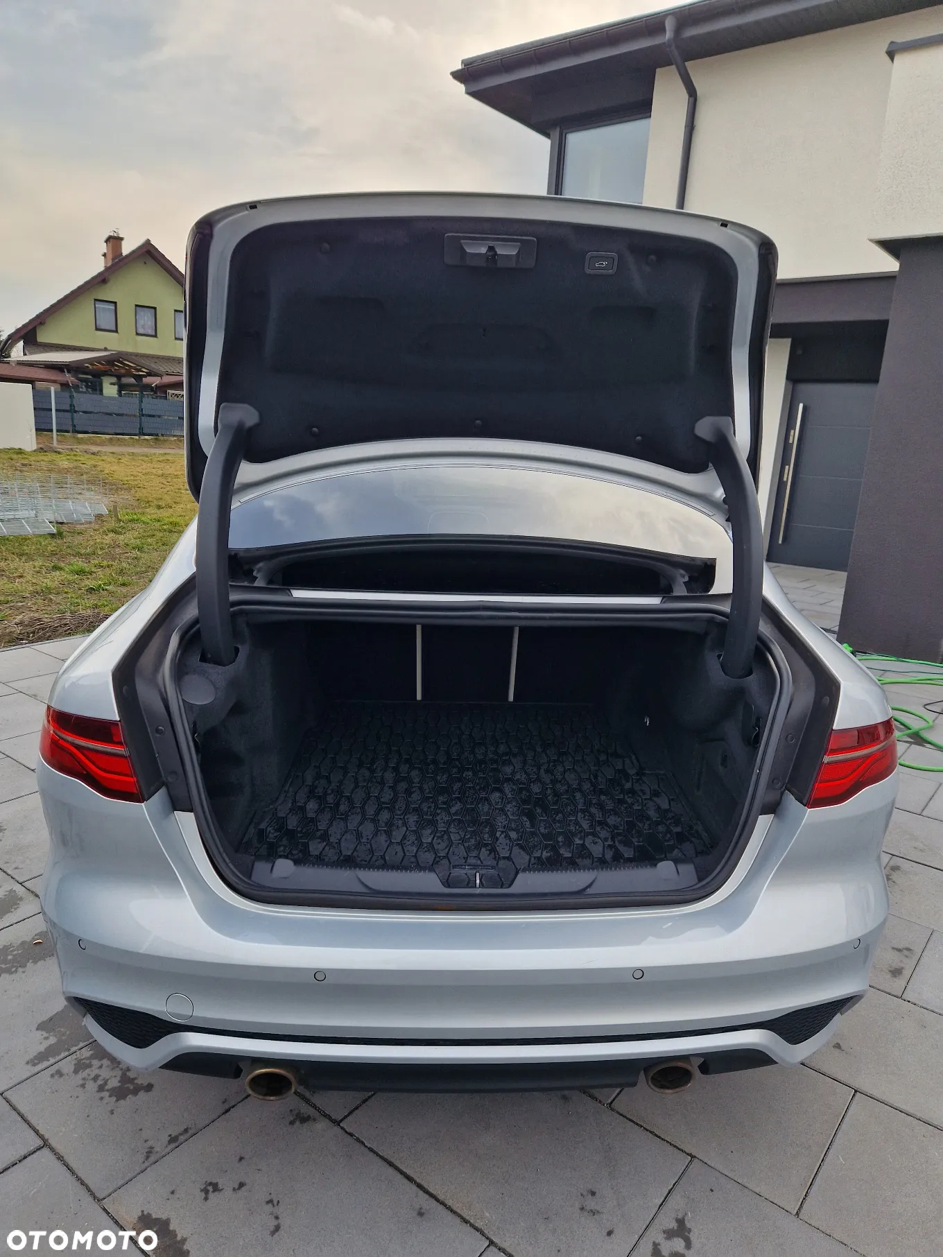 Jaguar XE 2.0 P300 AWD R-Dynamic Black - 9