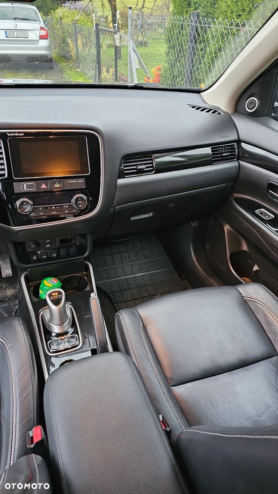 Mitsubishi Outlander PHEV Instyle NAVI + - 24