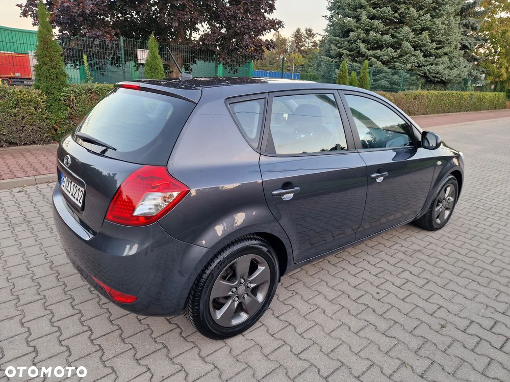 Kia Ceed - 4