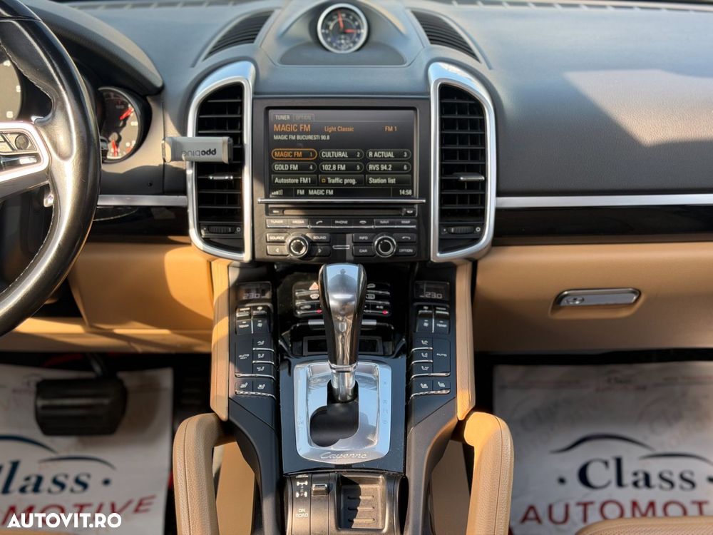 Porsche Cayenne 3.0 L - 16