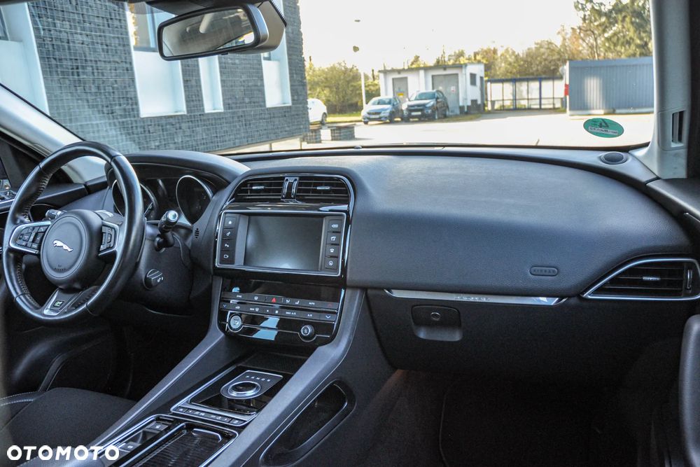 Jaguar F-Pace 2.0 i4D AWD R-Sport - 11