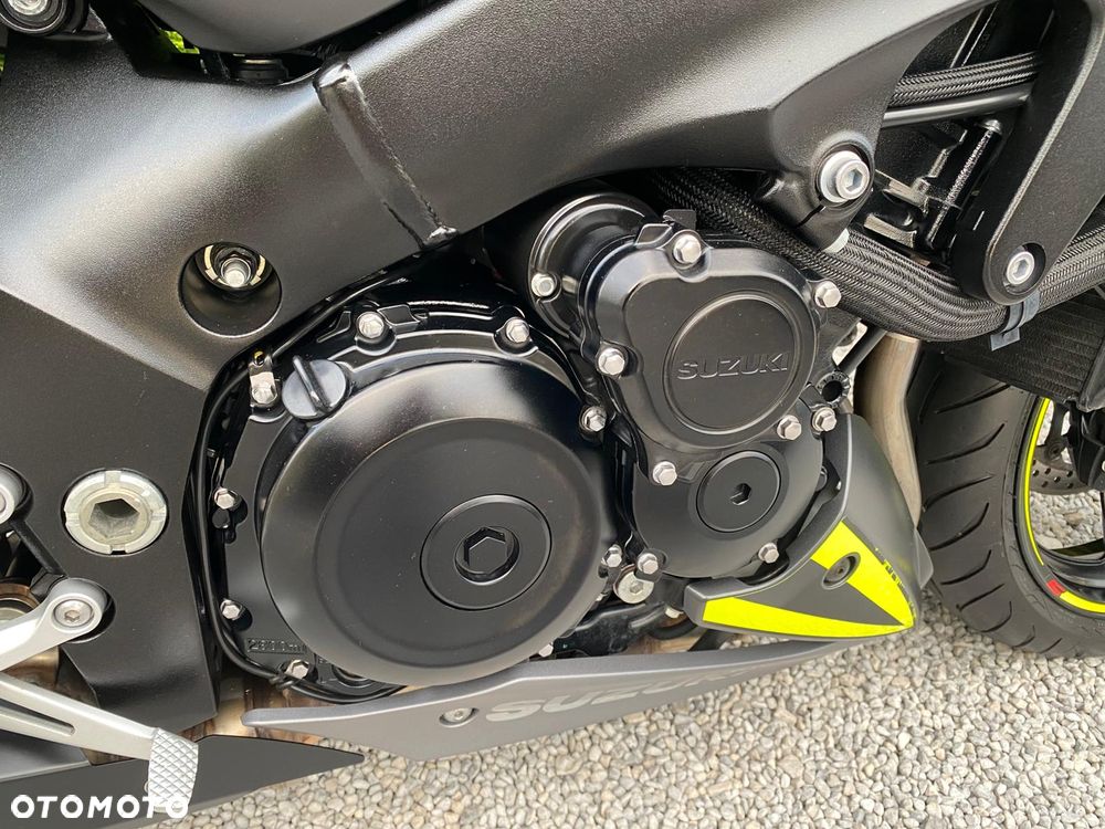 Suzuki GSX - 23