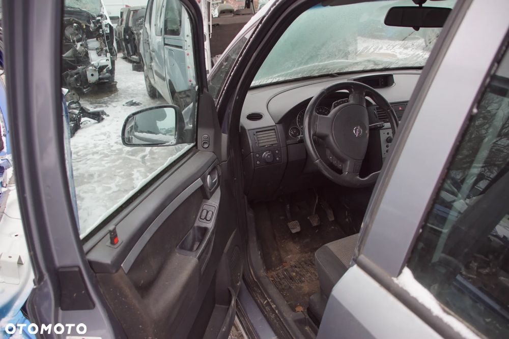 Auto na części - Opel Meriva A 1.7 CDTI 101 KM Z17DTH F23 4AU 2004R Silnik Skrzynia Drzwi Maska Zderzak Błotnik Klapa Lampa Lusterko Klamka Szyba Deska Kokpit Sterownik Moduł Czujnik Licznik Wyświetlacz Panel Kierownica - 9