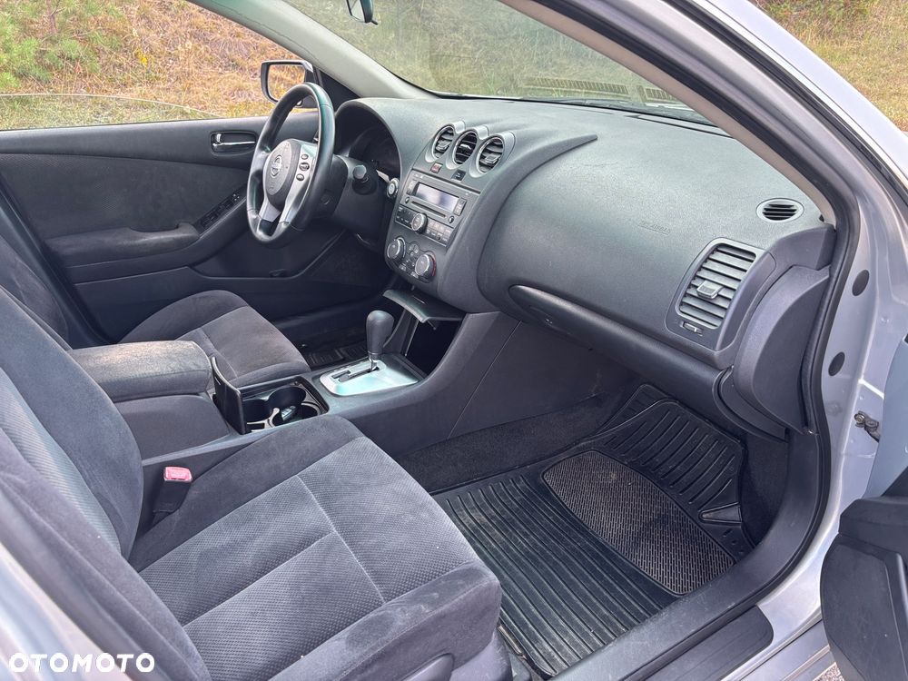 Nissan Altima - 4