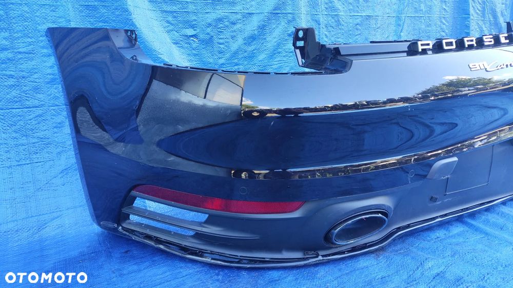 ZDERZAK TYŁ TYLNY CZARNY NA CZĘŚCI KOŃCÓWKA WYDECHU TŁUMIKA BLENDA EMBLEMAT NAPIS ODBLASK CZUJNIK COFANIA PDC ZAŚLEPKA HAKA SPOILER DYFUZOR PORSCHE 911 992 CARRERA S - 3