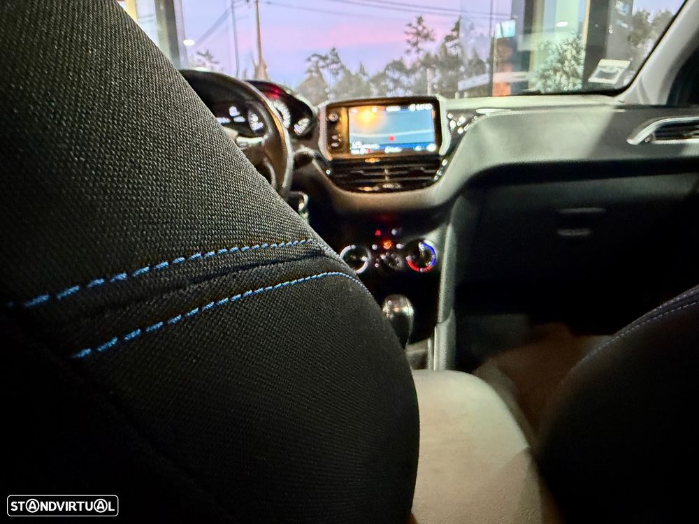 Peugeot 208 1.2 PureTech Signature - 16