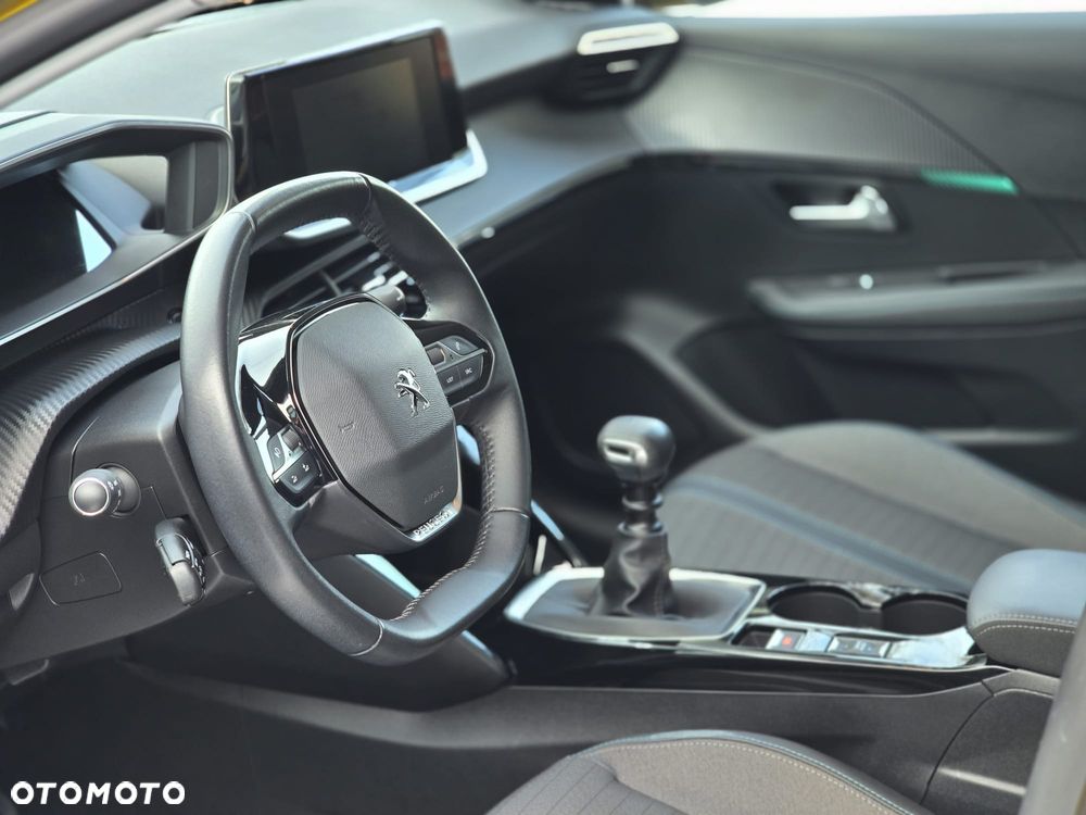 Peugeot 208 - 8