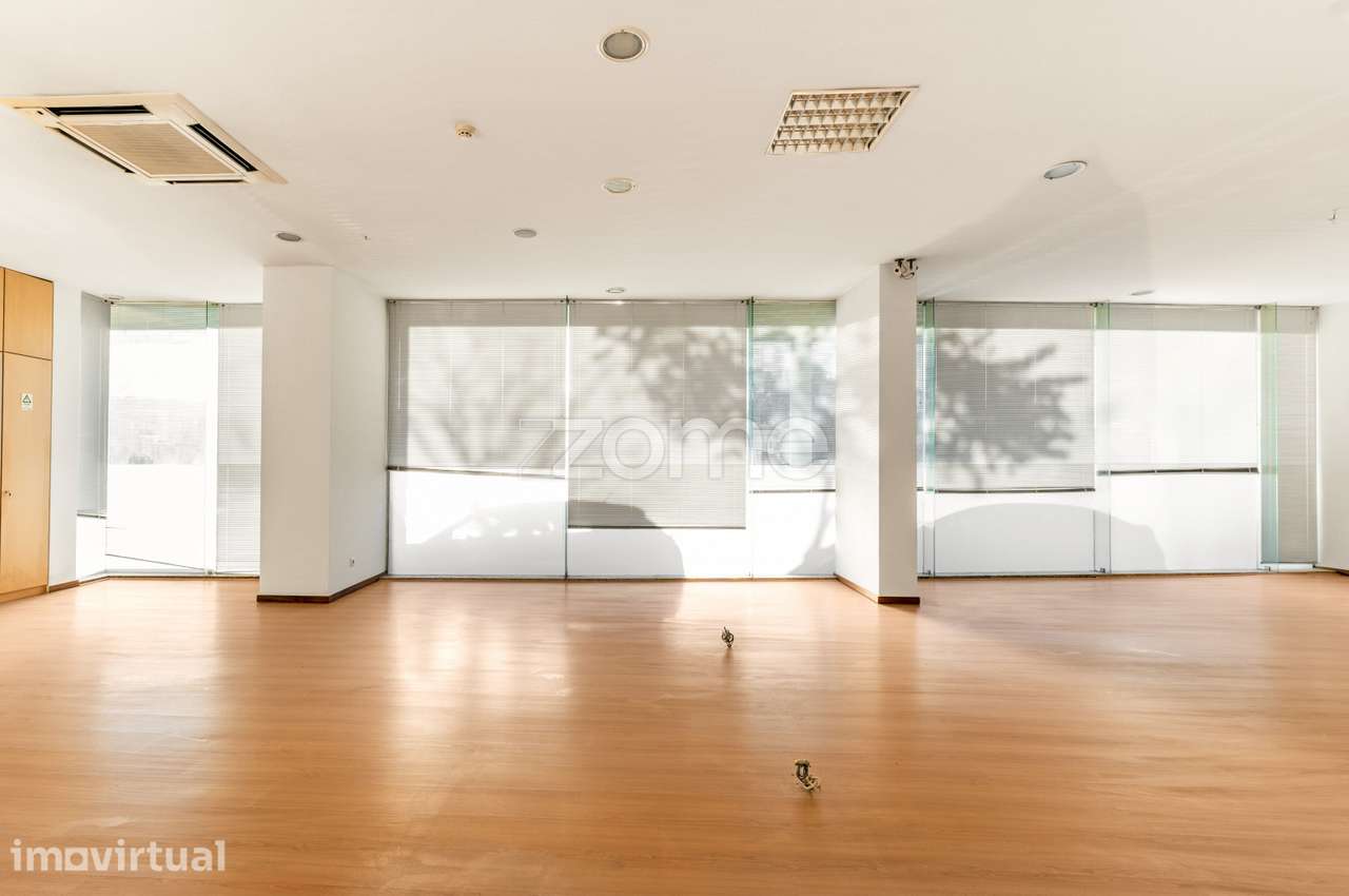 Loja Comercial com Excelente Montra e Localização em Valongo