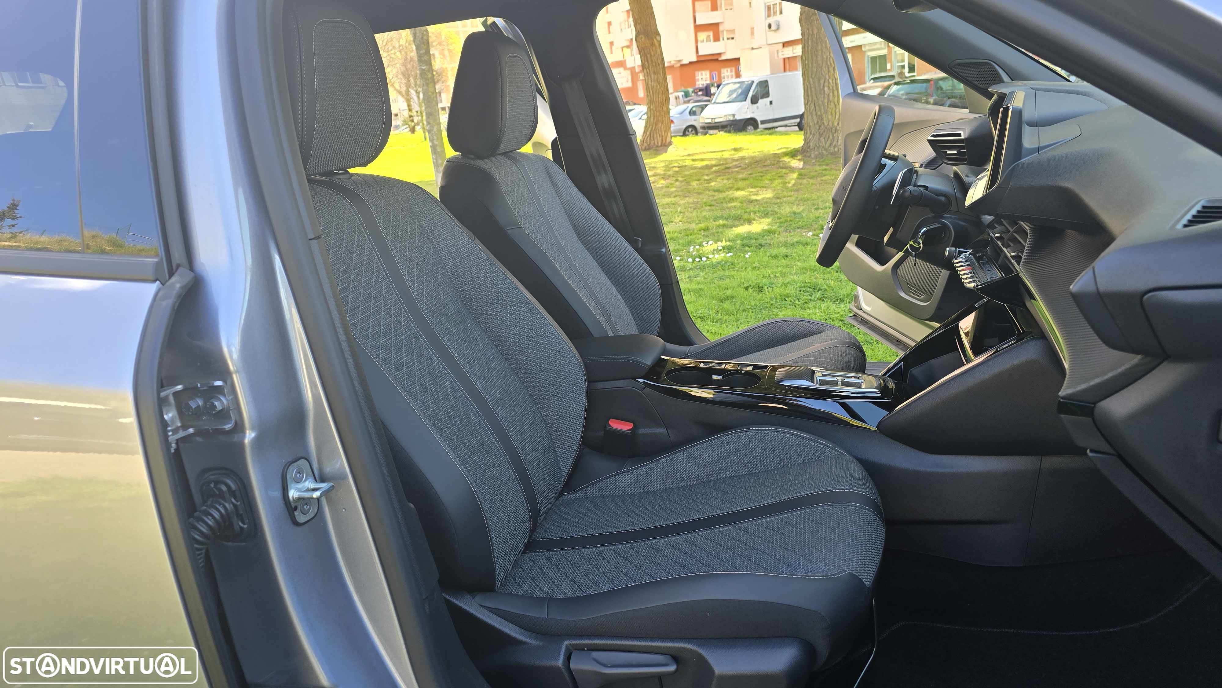 Peugeot 2008 1.2 PureTech Allure Pack EAT8 - 26