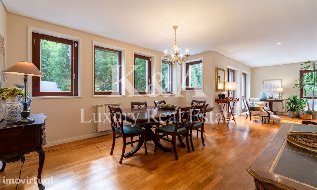 Moradia T4+1 com quatro frentes em zona nobre de Leça da Palmeira. - Grande imagem: 5/24