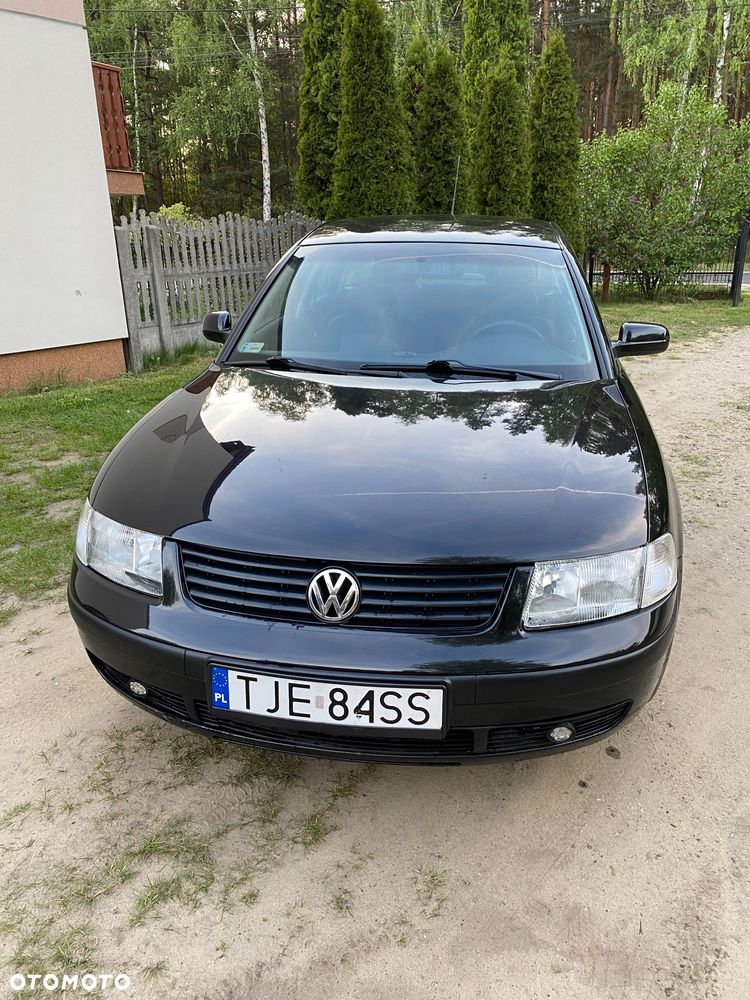 Volkswagen Passat - 1