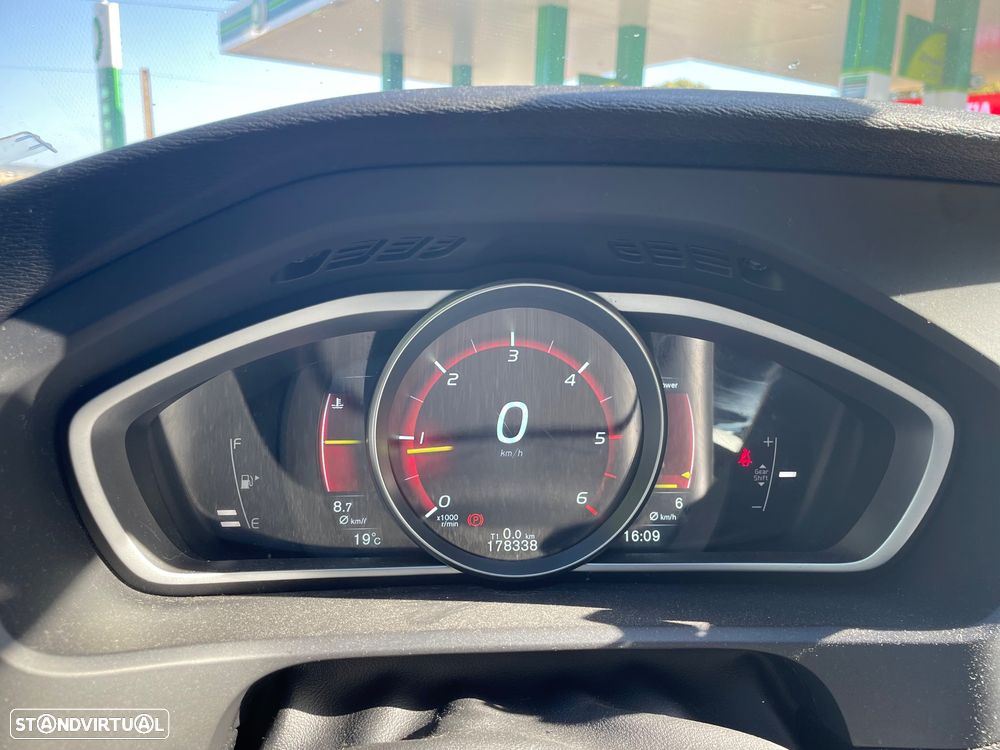 Volvo V40 2.0 D2 R-Design - 6