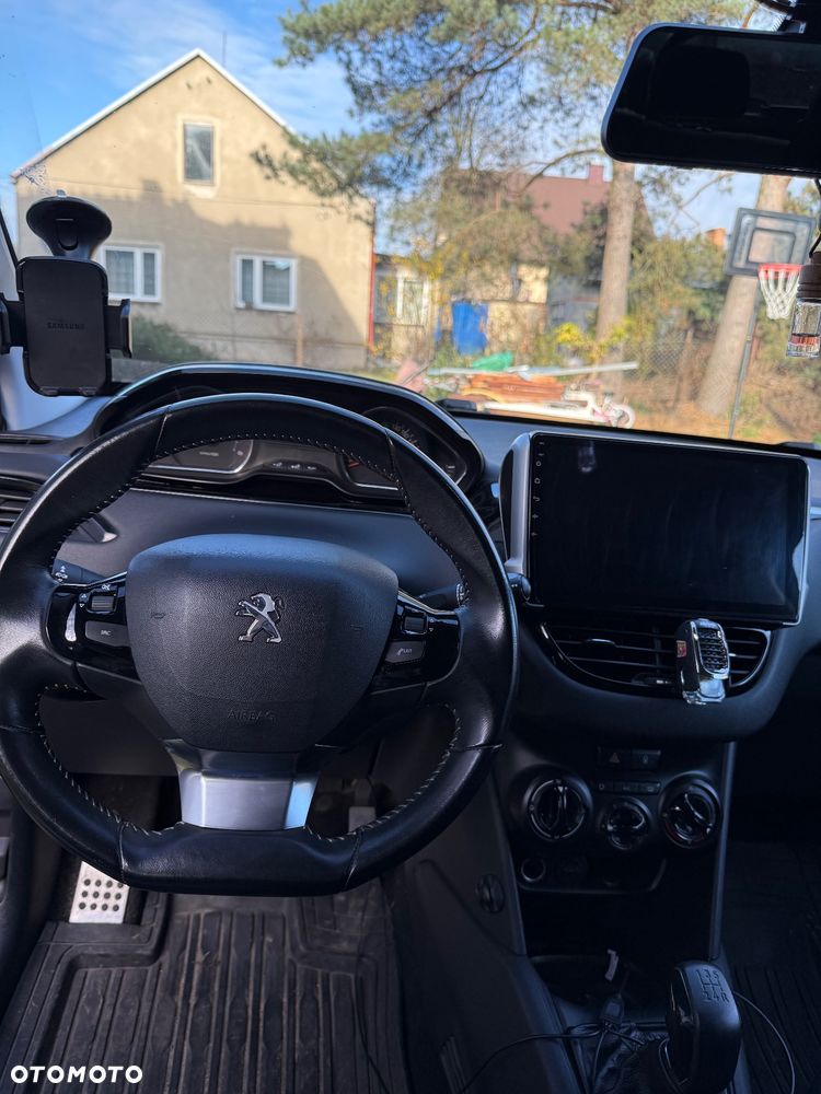 Peugeot 208 - 12