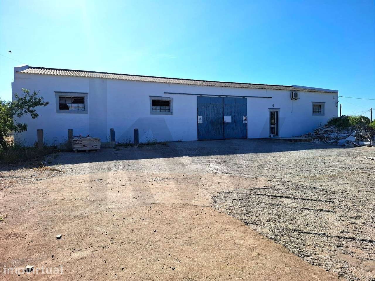 Armazém com 432,60 m2, localizado entre Olhão e Moncarapacho. - Grande imagem: 2/16