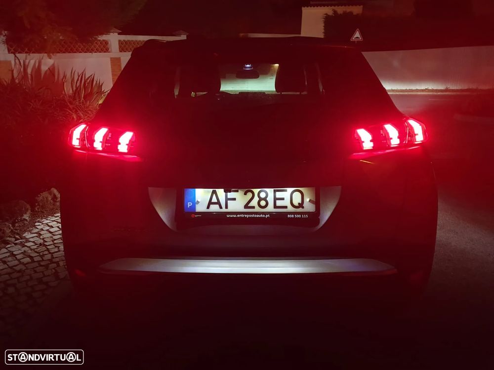 Peugeot 2008 1.2 PureTech Allure - 17