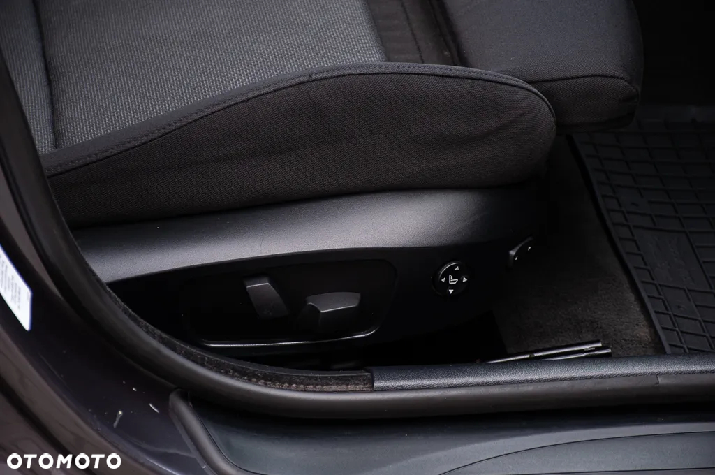 BMW Seria 3 320i - 34