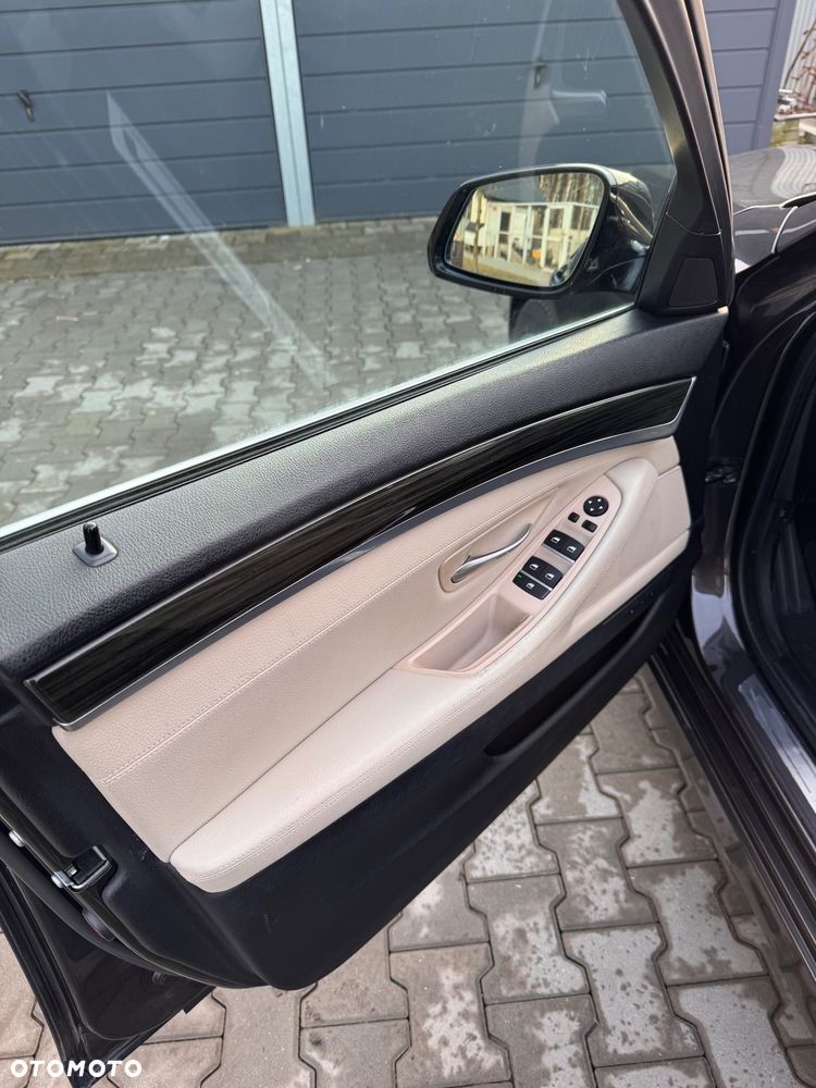 BMW Seria 5 525d Luxury Line - 12