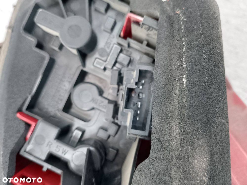 LAMPA TYLNA PRAWA PEUGEOT 307 FL 9655767480 HATCHBACK - 3