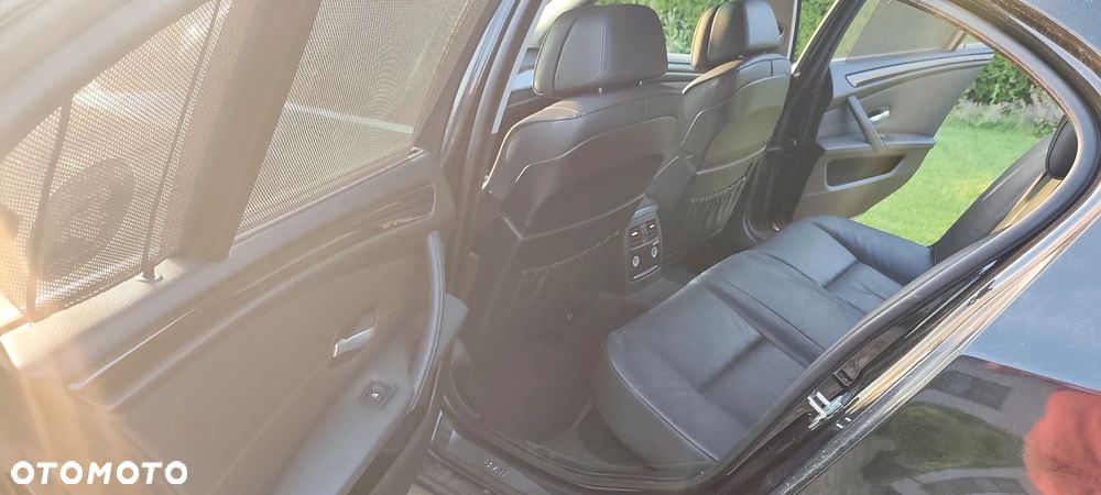 BMW Seria 5 550i - 13