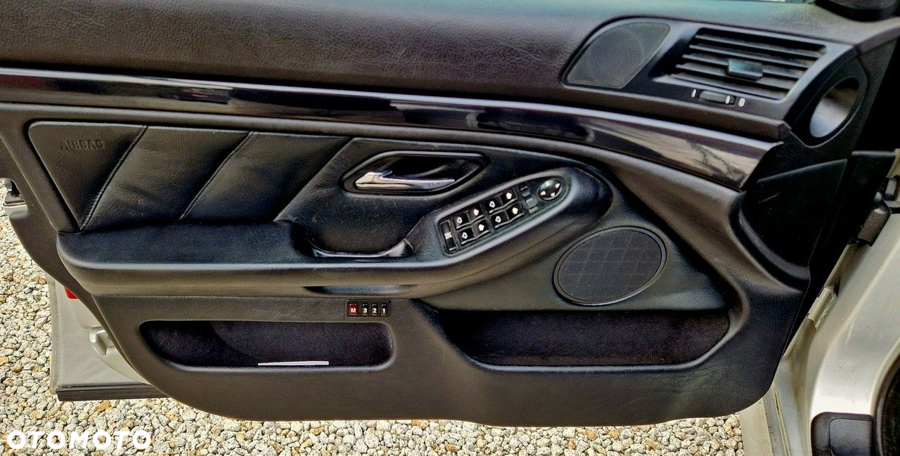 BMW Seria 5 520i - 25