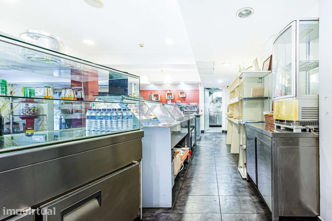 Restaurante e pastelaria em funcionamento localizado na Avenida 25 de - Grande imagem: 5/22