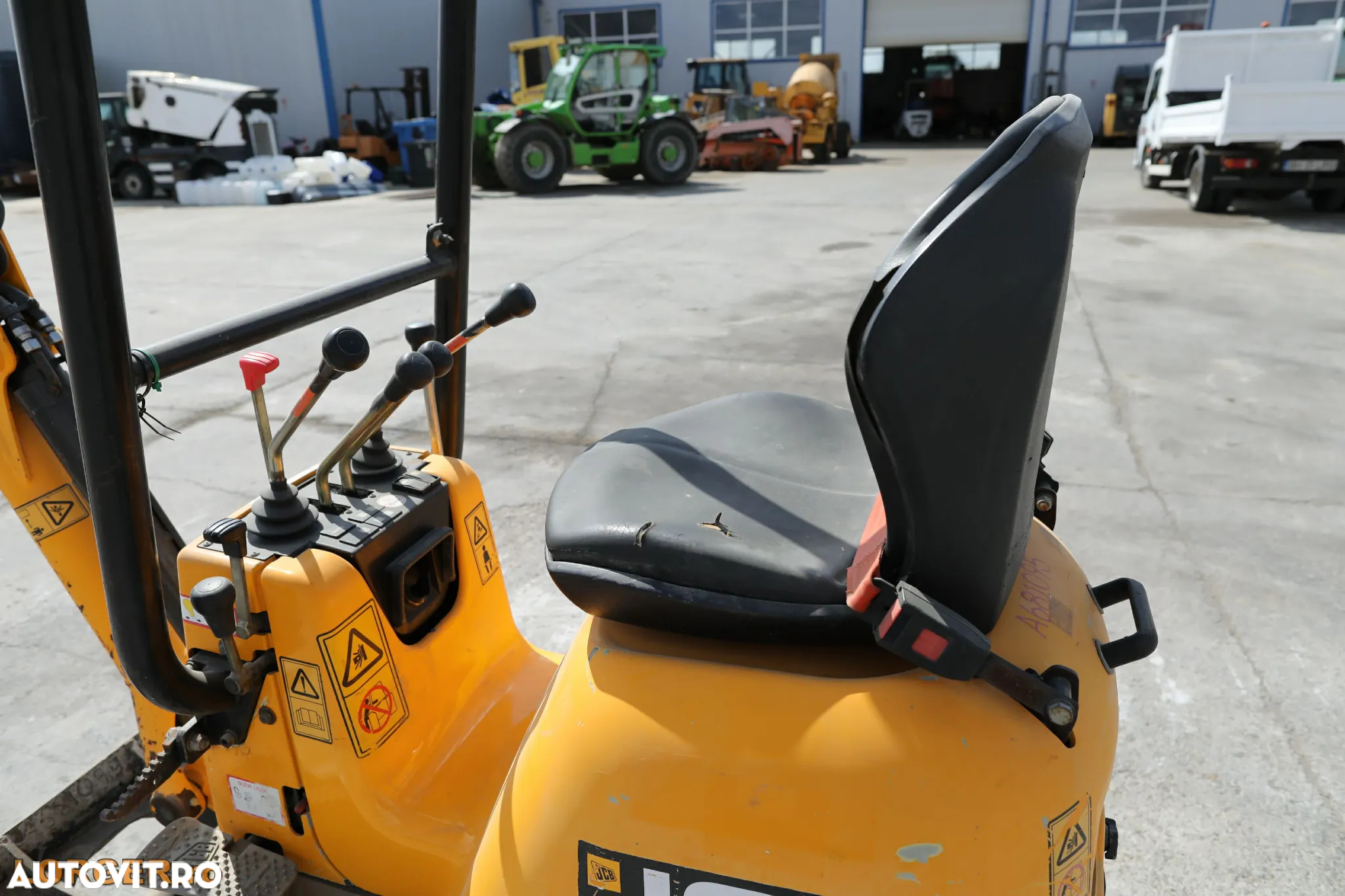JCB 8008 CTS - 13