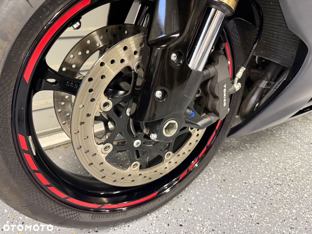 Suzuki GSX-R - 15